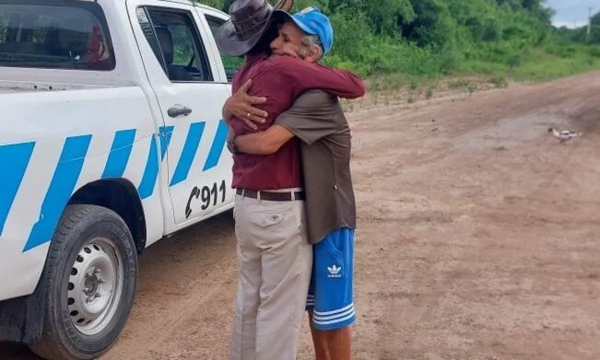 Eliseo y Casimiro se abrazaron luego de años de no saber uno del otro ...