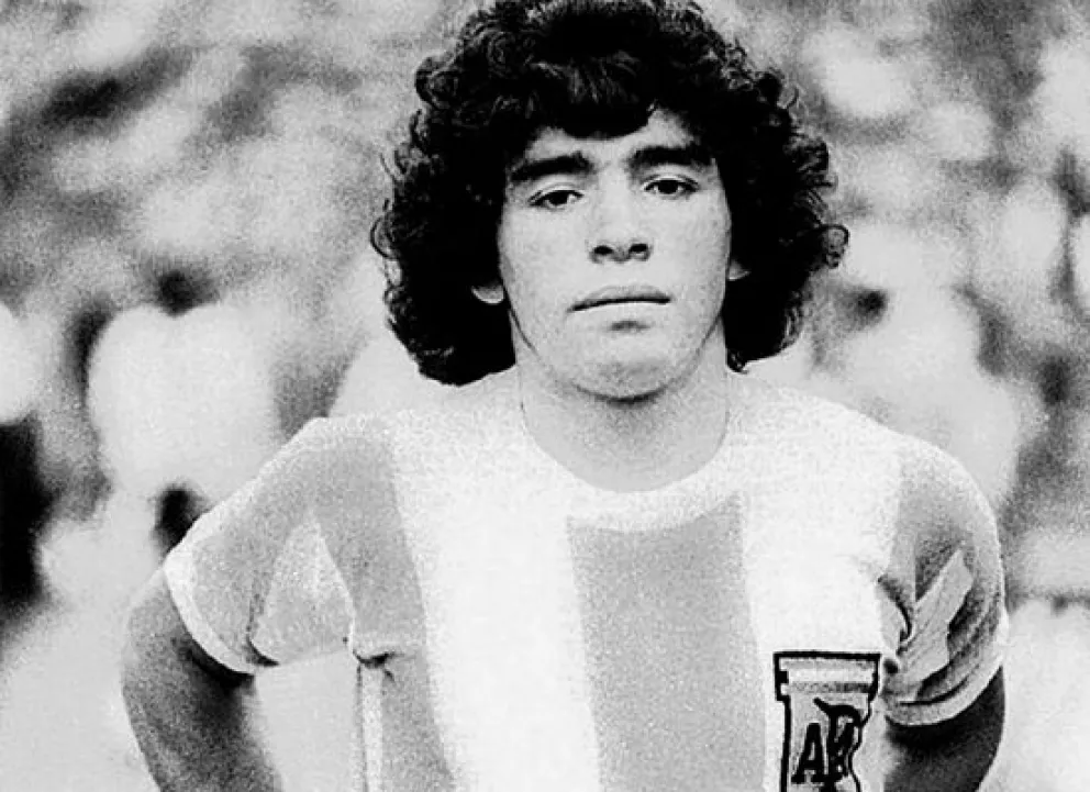 Diego Maradona debuta con 16 años en la selección Argentina jugando ante Hungría. 