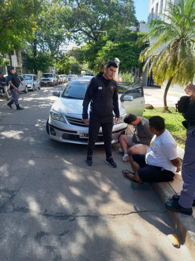 Gendarmes del Escuadr n de Fontana y su acompa ante detenidos en