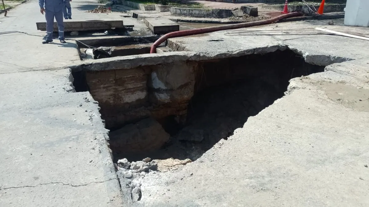 La filtración de agua de un caño roto provocó un cráter en Salta y ...