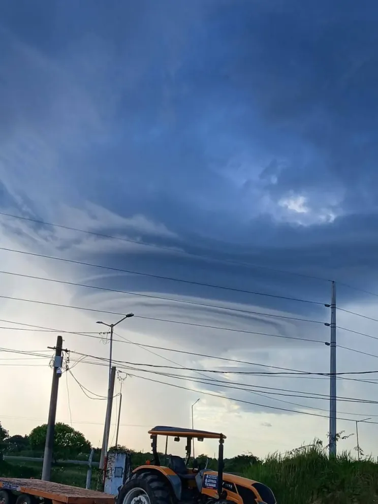 Extraño fenómeno en el cielo de Clorinda: aparición de una nube lenticular