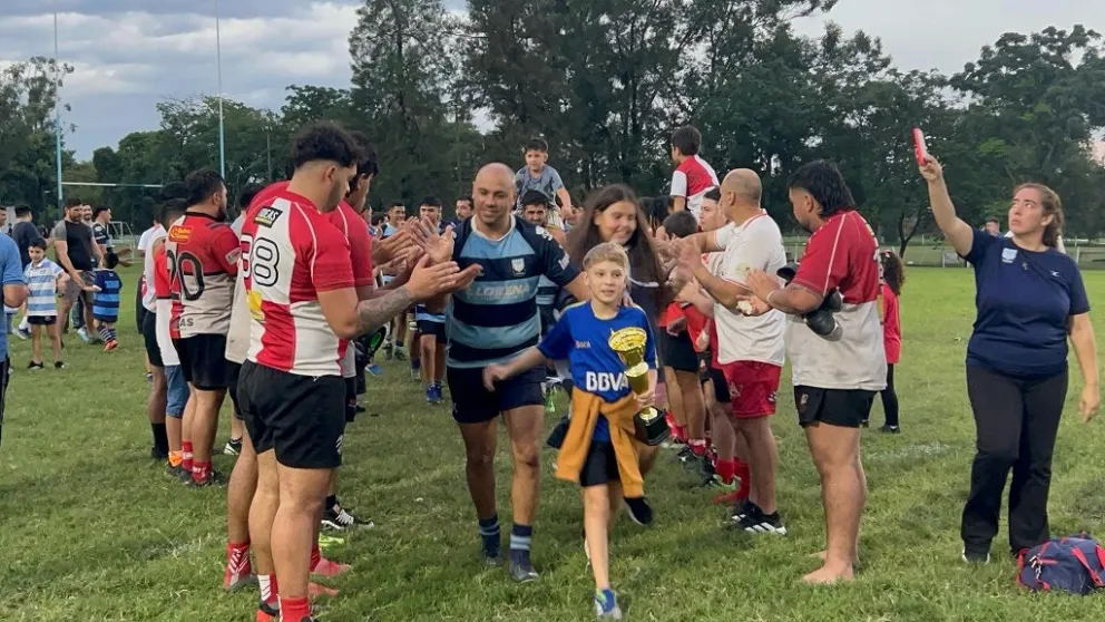 FOTO: Aguará es el merecido campeón del Apertura. En la gráfica, los zorros reciben el reconocimiento de sus pares de Caza y Pesca.