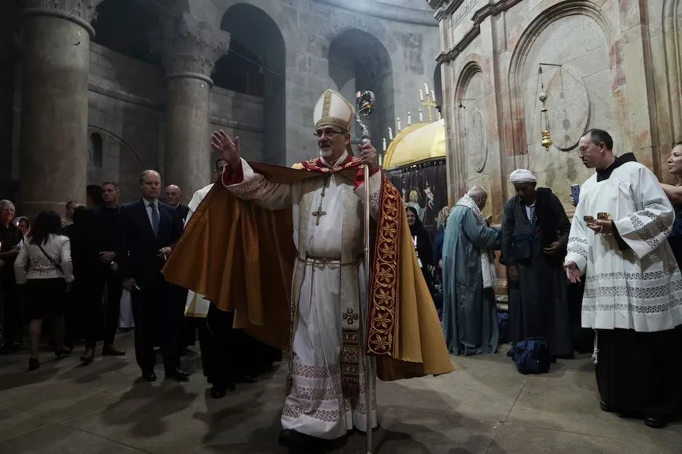 Patriarca latino de Jerusal&eacute;n. Su trabajo en el Oriente Medio y su enfoque en las minor&iacute;as cristianas le otorgan un perfil diplom&aacute;tico y de equilibrio, que podr&iacute;a ser atractivo