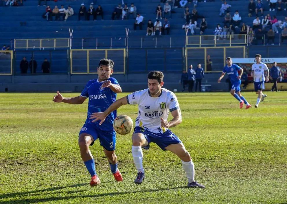 FOTO: Un pasaje del cruce entre Mitre y Sol de América en la capital misionera. Sol jugará la Reválida.