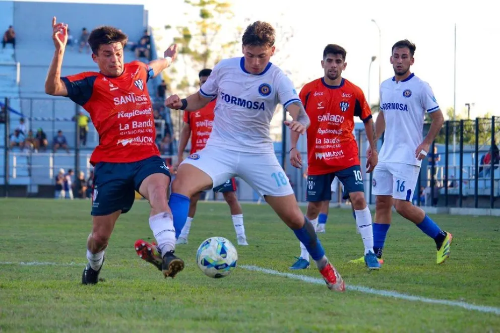 FOTO 1: Sol de América exhibió un buen nivel ante un rival de fuste como Sarmiento de La Banda.