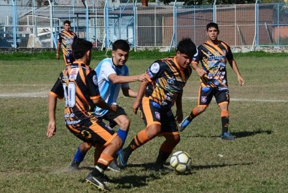 FOTO: Un pasaje del cotejo en que Fontana y 1º de Mayo empataron 1-1, en cancha del Albiceleste.