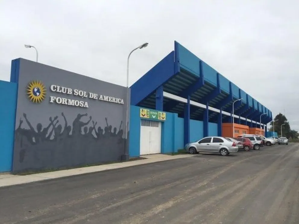 FOTO: Una vista del acceso principal al estadio solense en la capital formoseña