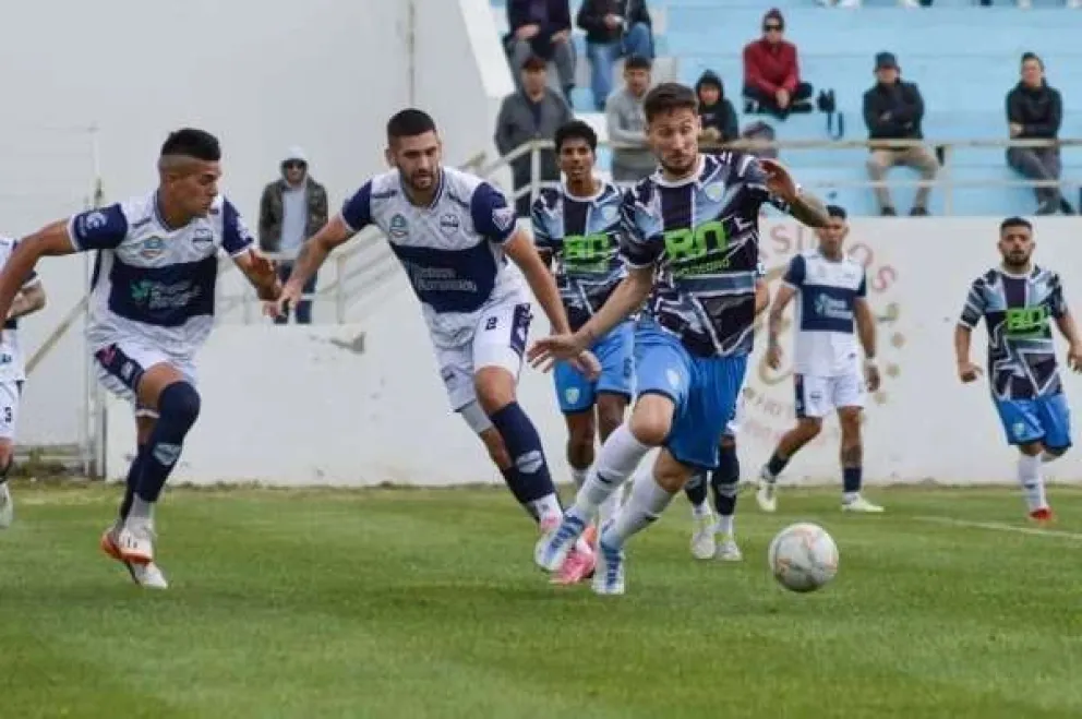 FOTO: Un pasaje del partido que sostuvieron Sol de Mayo y San Martín.