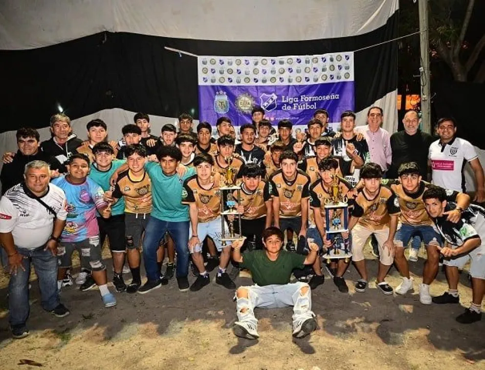  FOTO: El ingeniero Jorge Jofré posa junto a los campeones de Quinta y Cuarta de Libertad.