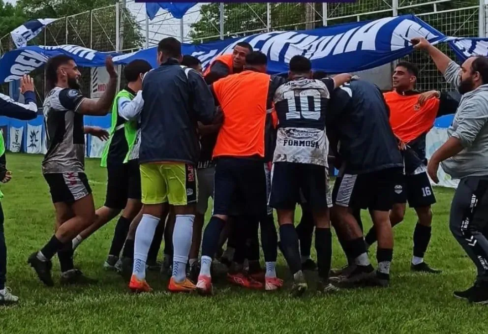 FOTO: San Martín festejó junto a su público la obtención del boleto a la siguiente fase.