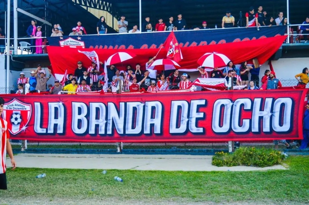 Hinchada de 8 de Diciembre que alentará a su equipo en el debut.