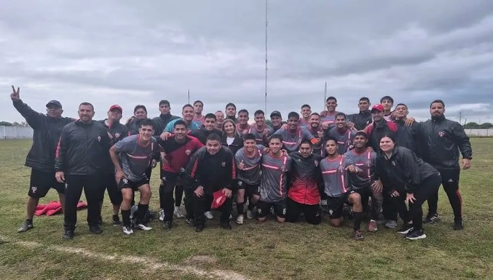 FOTO: Todo 8 de Diciembre festeja el valioso éxito alcanzado ante un duro rival