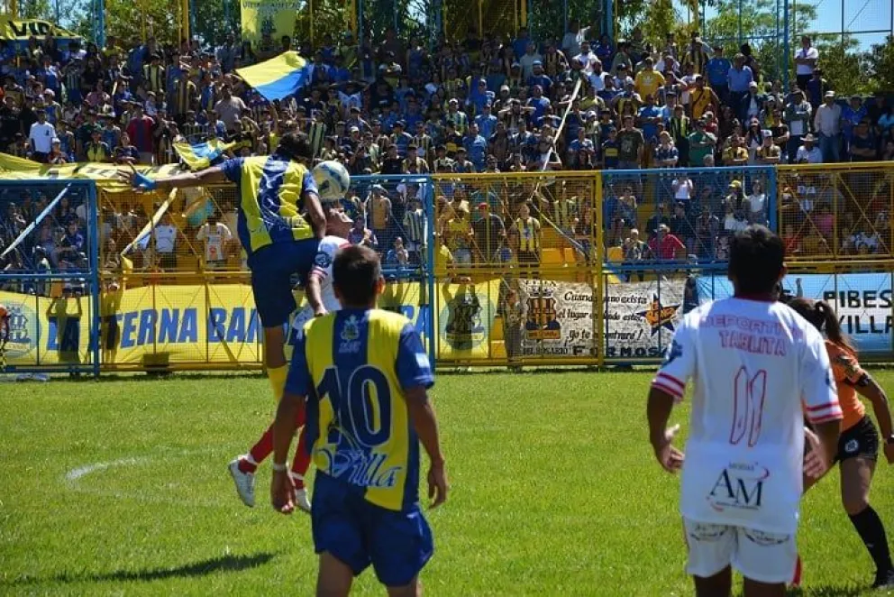  FOTO 1: Un pasaje del encuentro jugado en la capital formoseña entre Defensores del Rosario y Tablita.