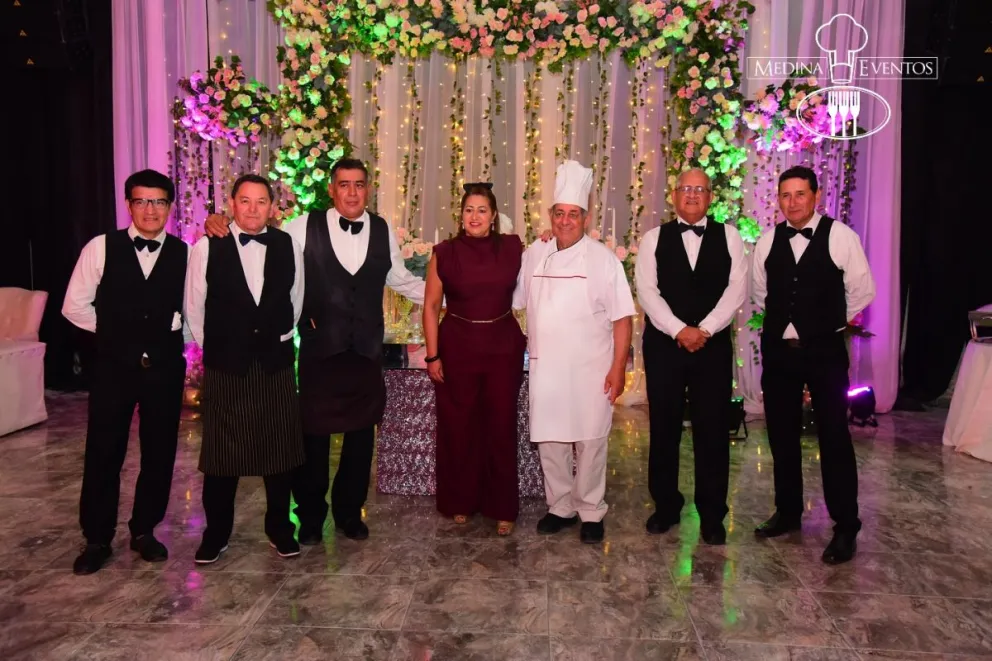 Elisa Medina junto a los trabajadores del salón Medina Eventos