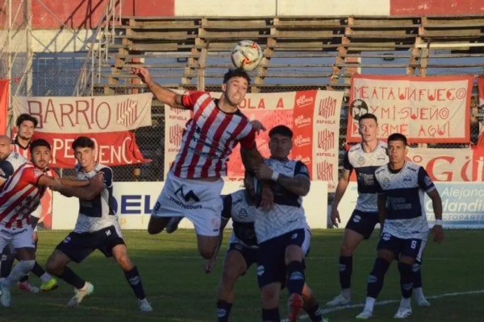 FOTO: En un choque de alto vuelo, San Martín no pudo con 9 de Julio. Ahora todo se definirá en casa.