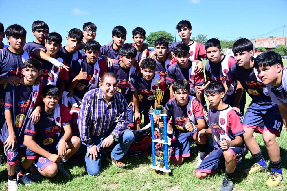 FOTO: El titular de la LFF ingeniero Jorge Jofré posa junto al equipo de Huracán Katrina.