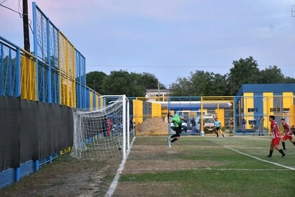 FOTO: El disparo de Federico Fernández ya superó al golero de 8 de Diciembre, Lucas Acevedo.