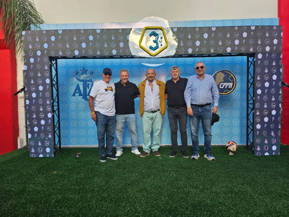 JOFRÉ (DERECHA) JUNTO A DIRIGENTES DEL FÚTBOL ARGENTINO