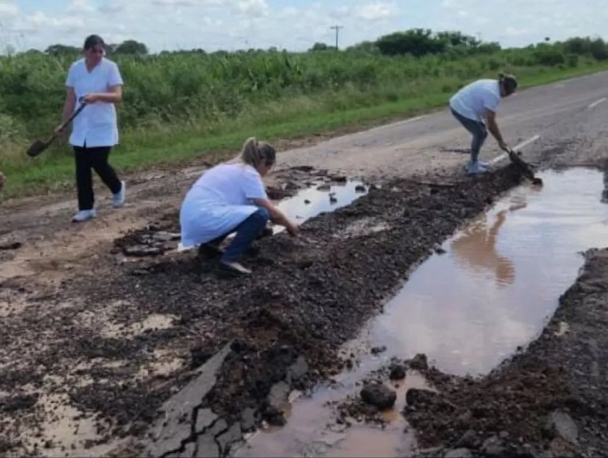 Docentes reparan la Ruta 9 y exponen el abandono en el interior ...