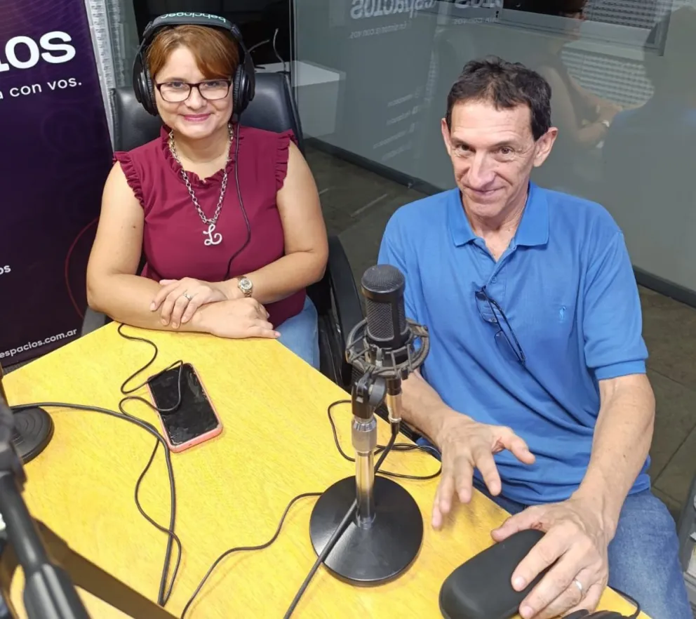 La conductora Liliana Palma junto al docente Roberto Verdún.