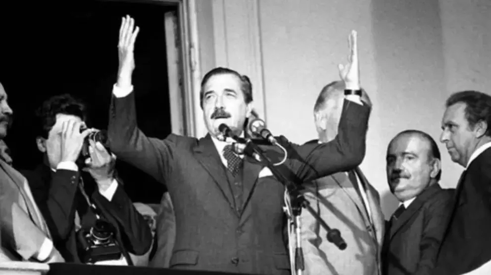 RAÚL ALFONSÍN CUANDO ASUMIÓ LA PRESIDENCIA DE LA ARGENTINA
