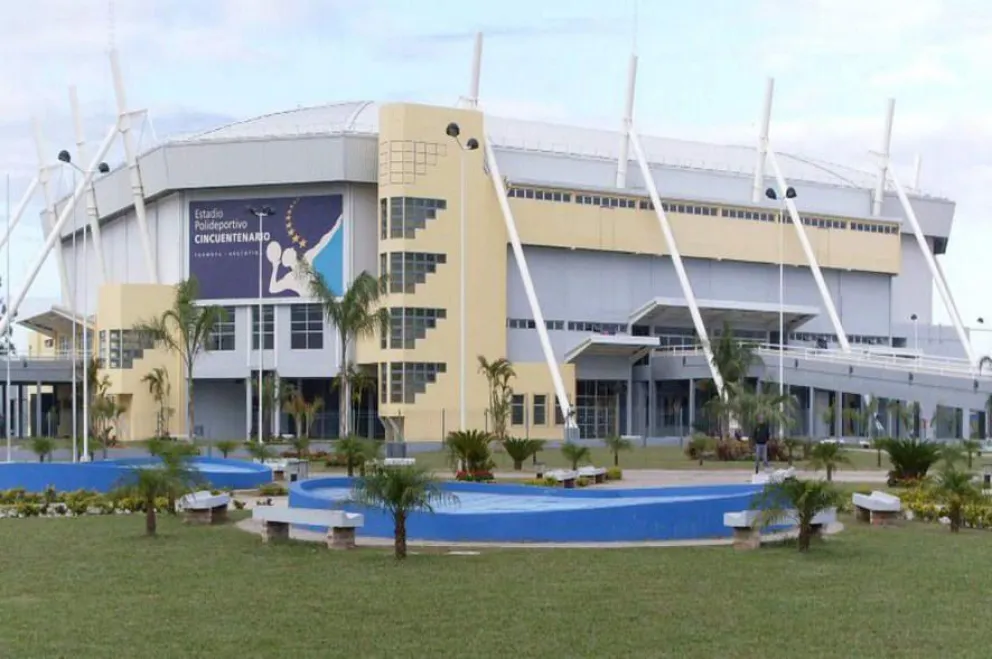 Vista externa del polideportivo Cincuentenario de la capital formoseña.