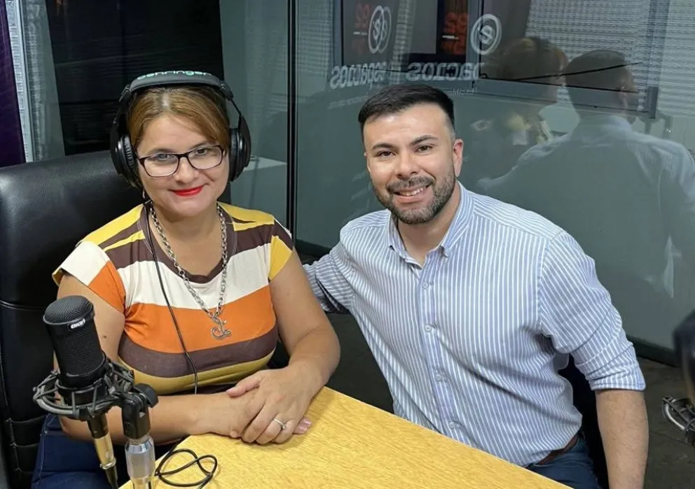 La conductora Liliana Palma junto al Dr. Oviedo.