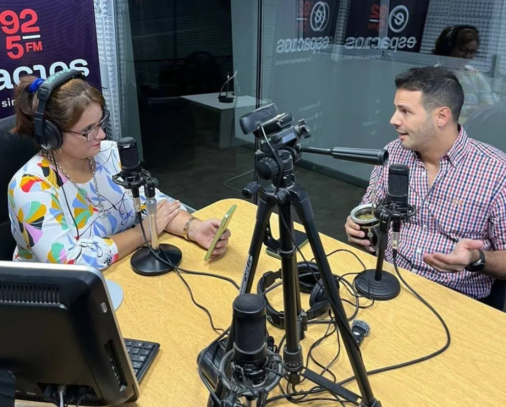 La conductora Liliana Palma junto al edil capitalino José Delguy.