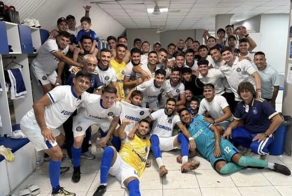 Toda la alegría de los jugadores y cuerpo técnico en el vestuario solense.