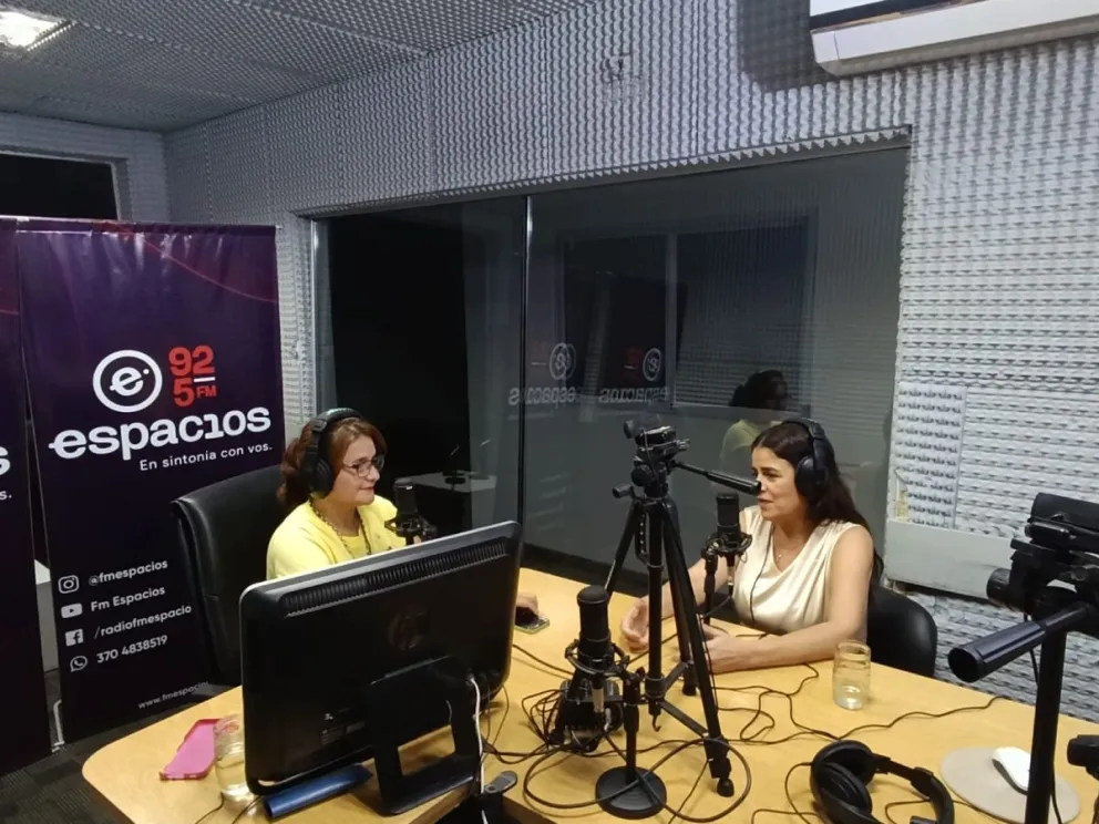 La contadora Díaz Roig visitó los estudios de FM Espacios.