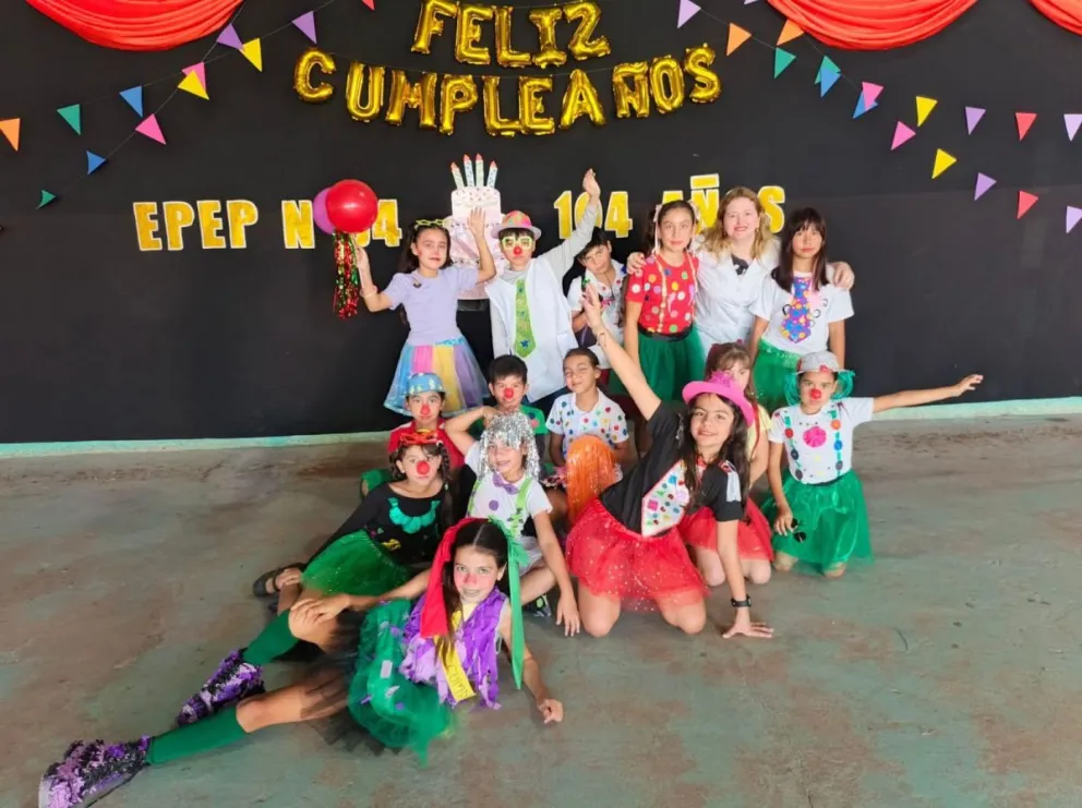 Roxana Lugo junto a sus alumnos de la  EPEP N° 54 de Villa Dos Trece.