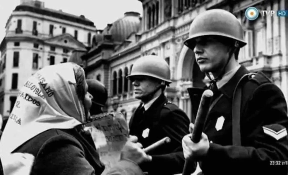 30 DE ABRIL DEL 1977, EN PLENA DICTADURA CÍVICO-MILITAR, LAS MADRES MARCHARON POR PRIMERA VEZ.