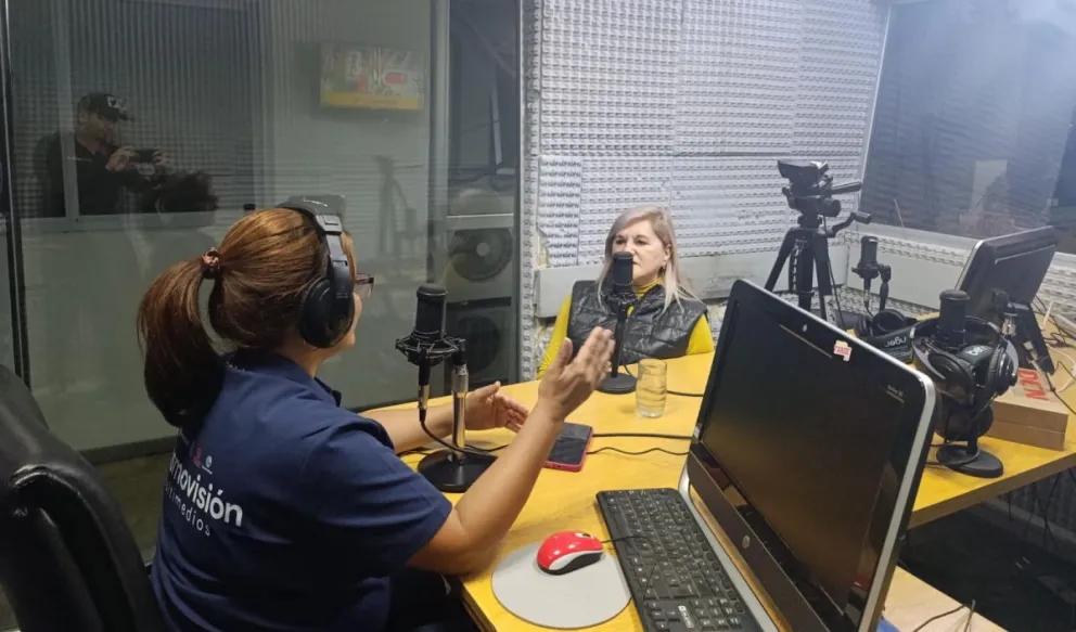 Bistolfi junto a la conductora Liliana Palma en los estudios de FM Espacios.