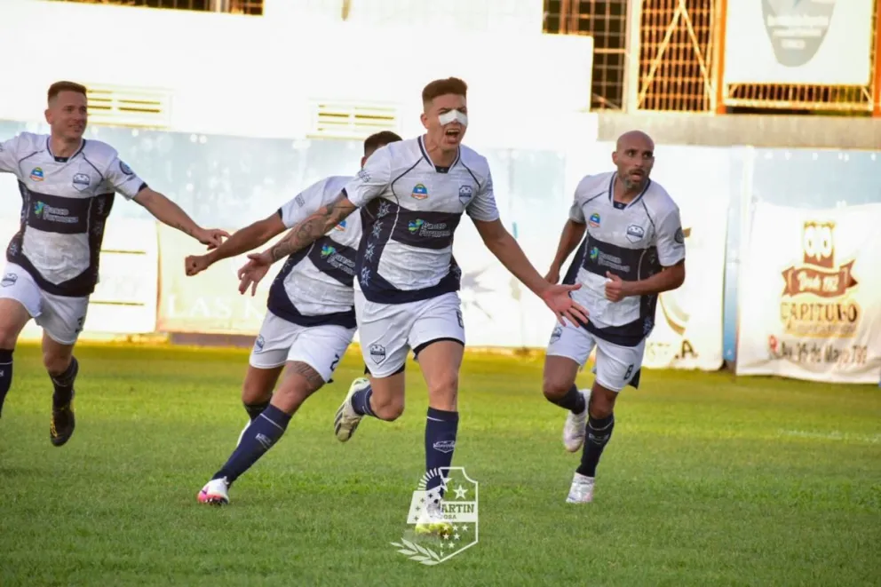 FOTO: San Martín destrabó el partido en el complemento y festejó la goleada 