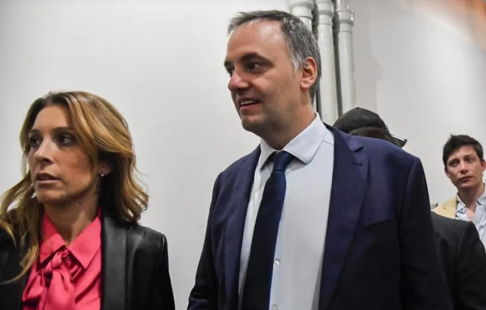 Manuel Adorni y su esposa, Bettina Angeletti.