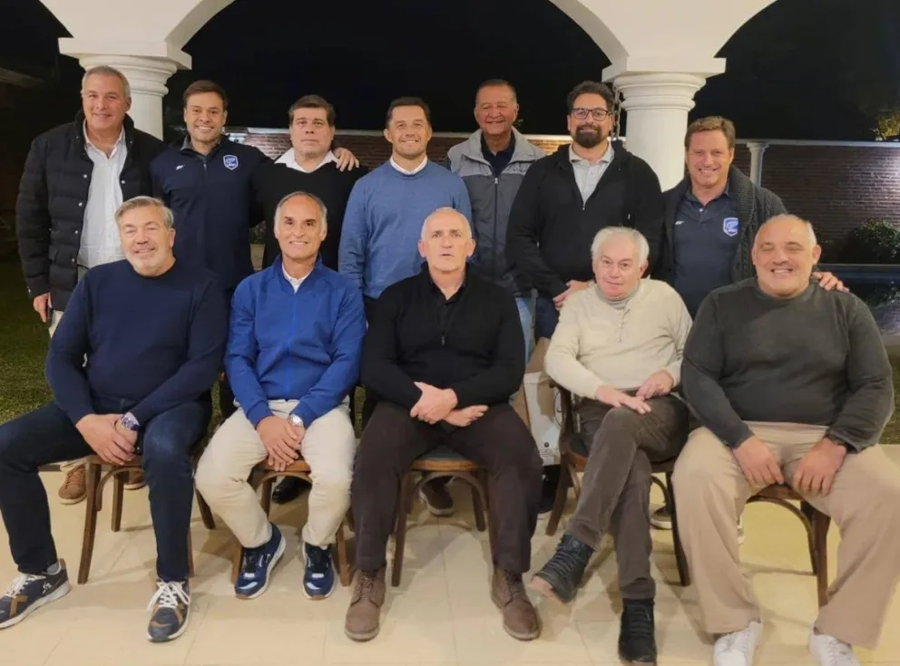 FOTO: Encuentro histórico la dirigencia nacional, regional y local, posa para la posteridad en el salón del Club Aguará.
