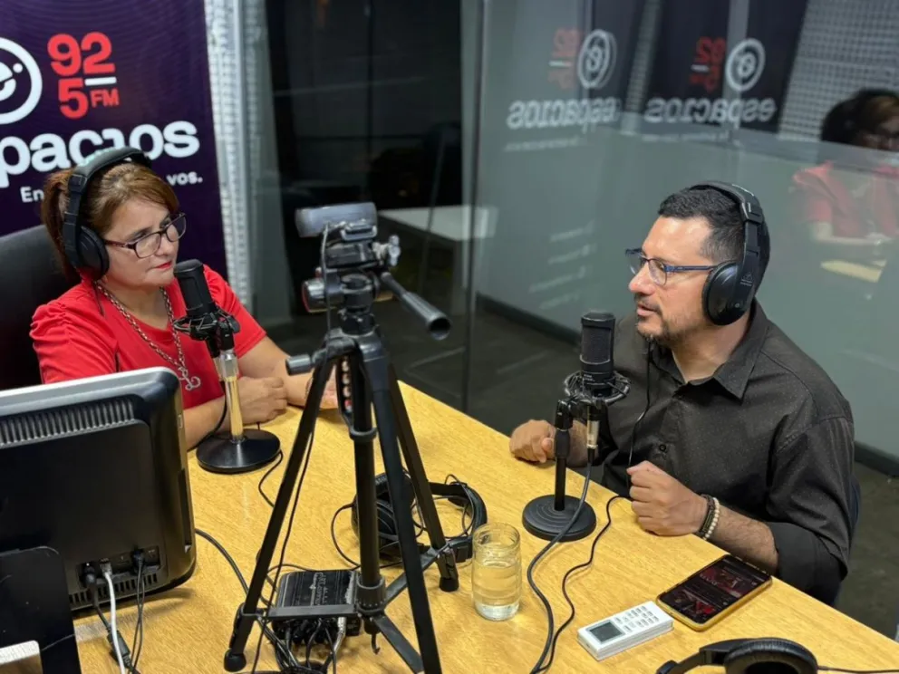 La conductora Liliana Palma junto a González en FM Espacios.