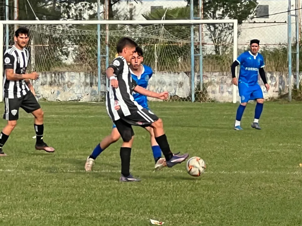 FOTO: Un pasaje del duelo que, en la cancha auxiliar del Club Sol de América, sostuvieron el local y Libertad del barrio Eva Perón.