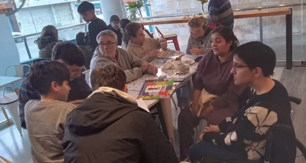 Nelson Rojas junto a niños y familias que participan de las jornadas solidarias.