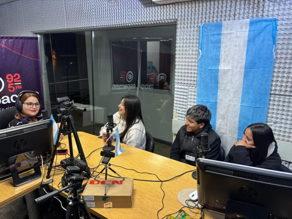 La conductora Liliana Palma junto a los chicos de Ciudad Joven.