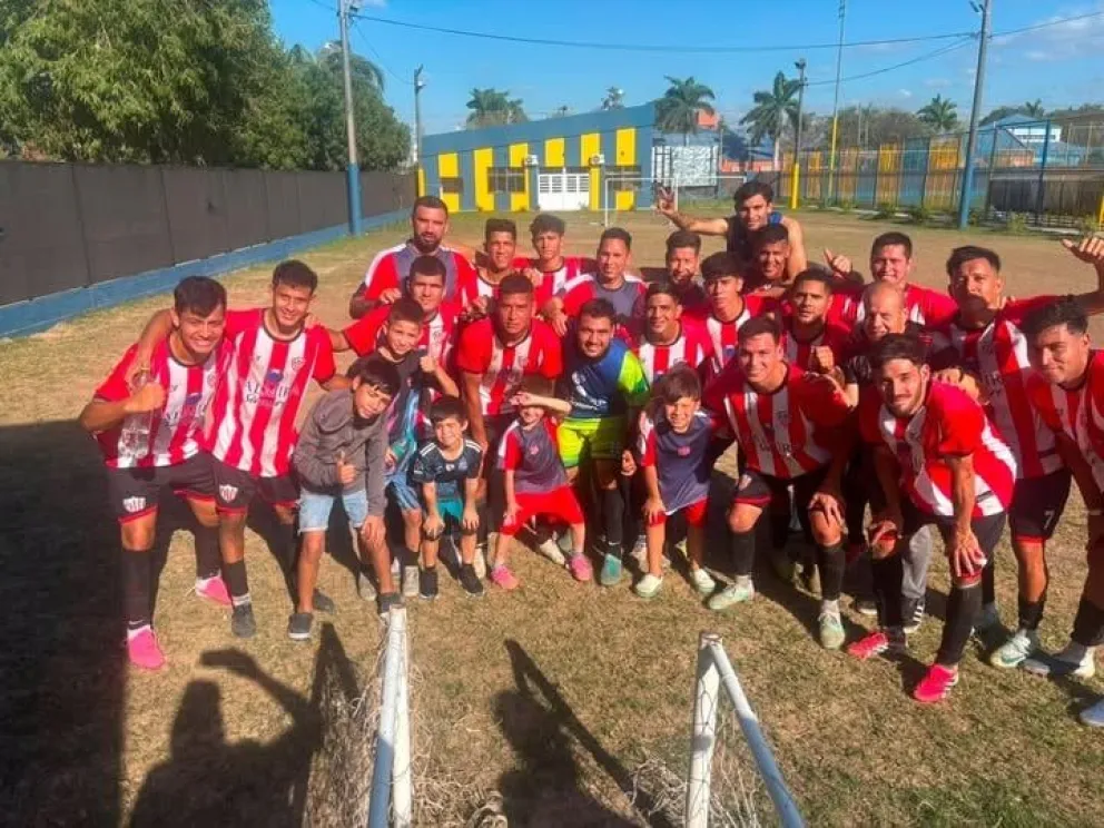 FOTO: Patria volvió a festejar, esta vez en la cancha del Club Defensores del Rosario.