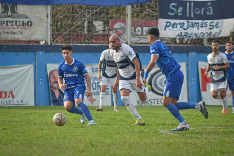 FOTO: Una postal del duelo entre equipos formoseños.