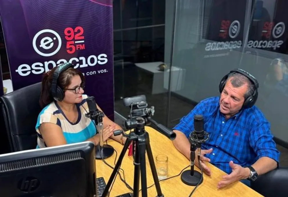 Olivera junto a la conductora Liliana Palma en FM Espacios.