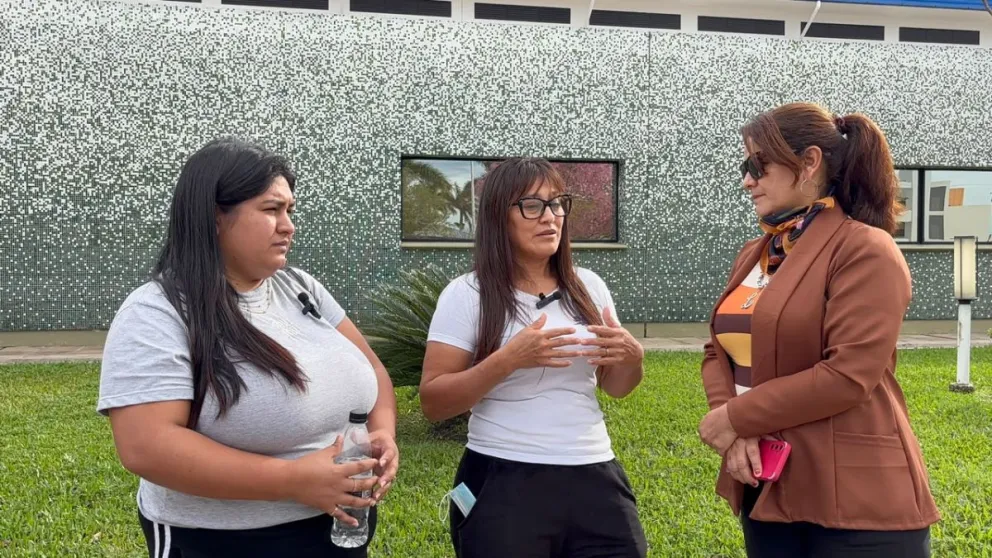 Liliana Palma junto a la familia damnificada.