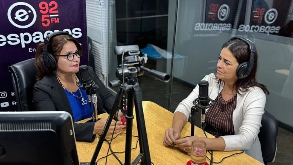 La contadora Díaz Roig estuvo junto a Liliana Palma en los estudios de FM Espacios.
