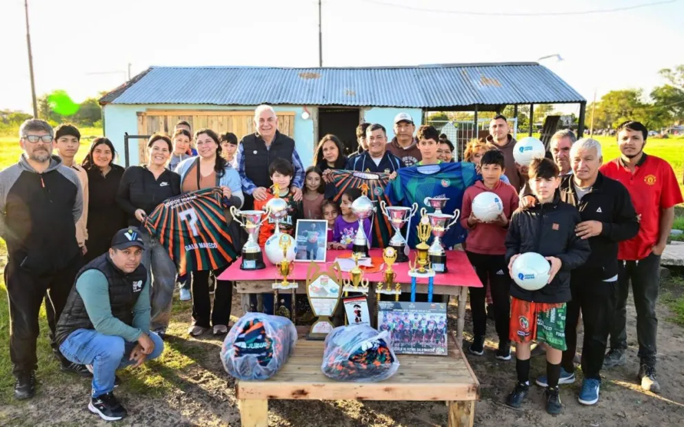FOTO: El ingeniero Jorge Jofré junto a la gran familia de la Escuela de Fútbol Galo Mareco.