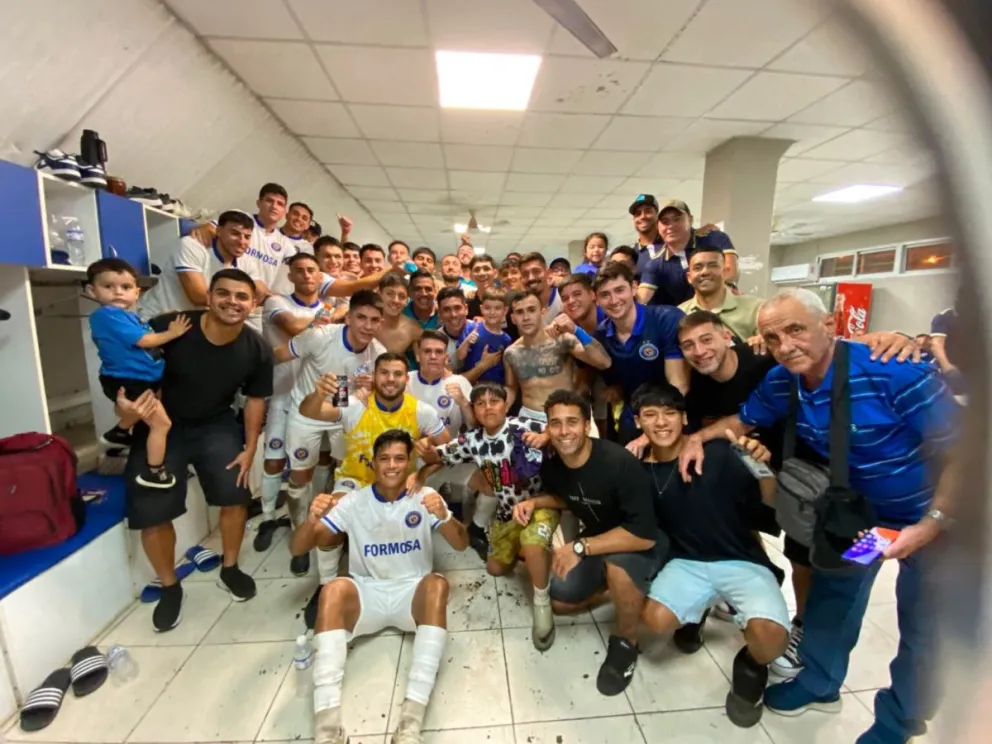 FOTO: El vestuario de Sol de América fue pura alegría tras el Triunfo sobre Mitre de Posadas.