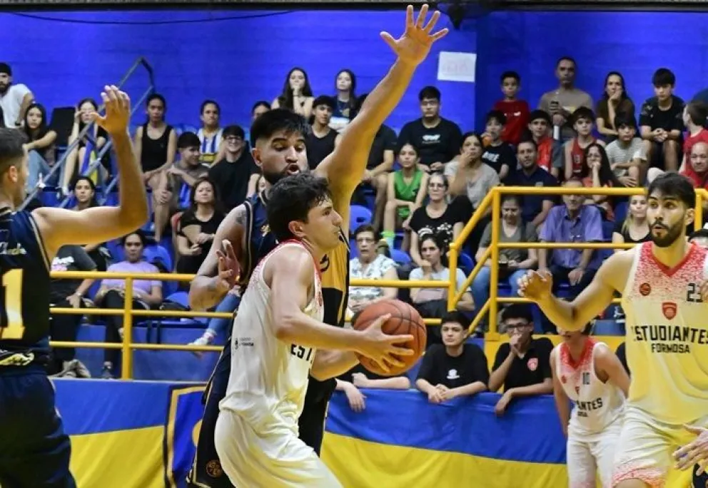 FOTO: Sarmiento y Estudiantes en pleno juego. 

