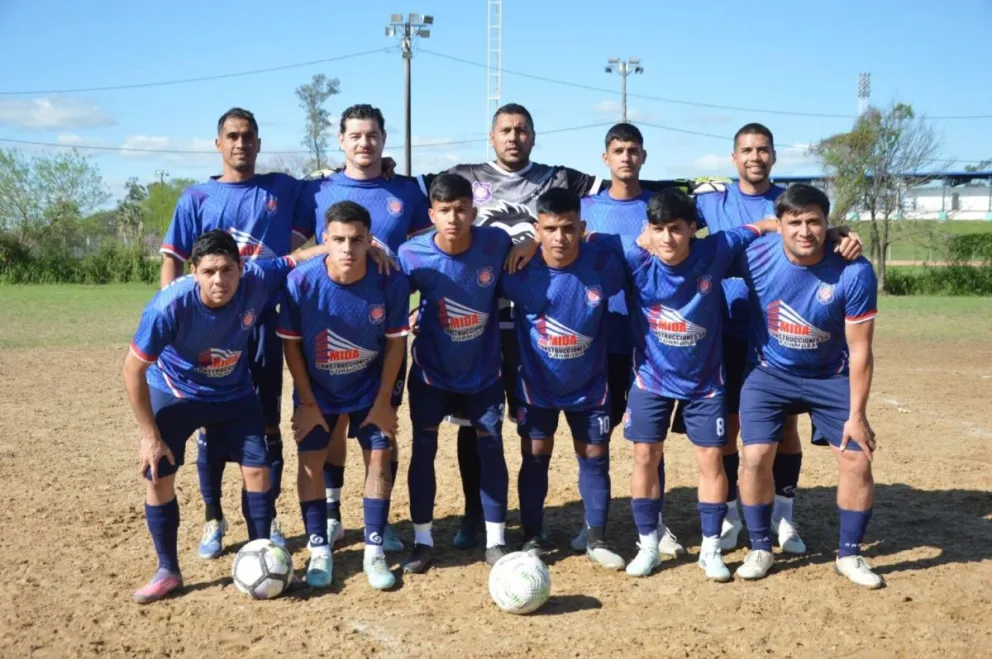 FOTO: Formación de 1° de Mayo que se despidió de la competencia con una goleada.
