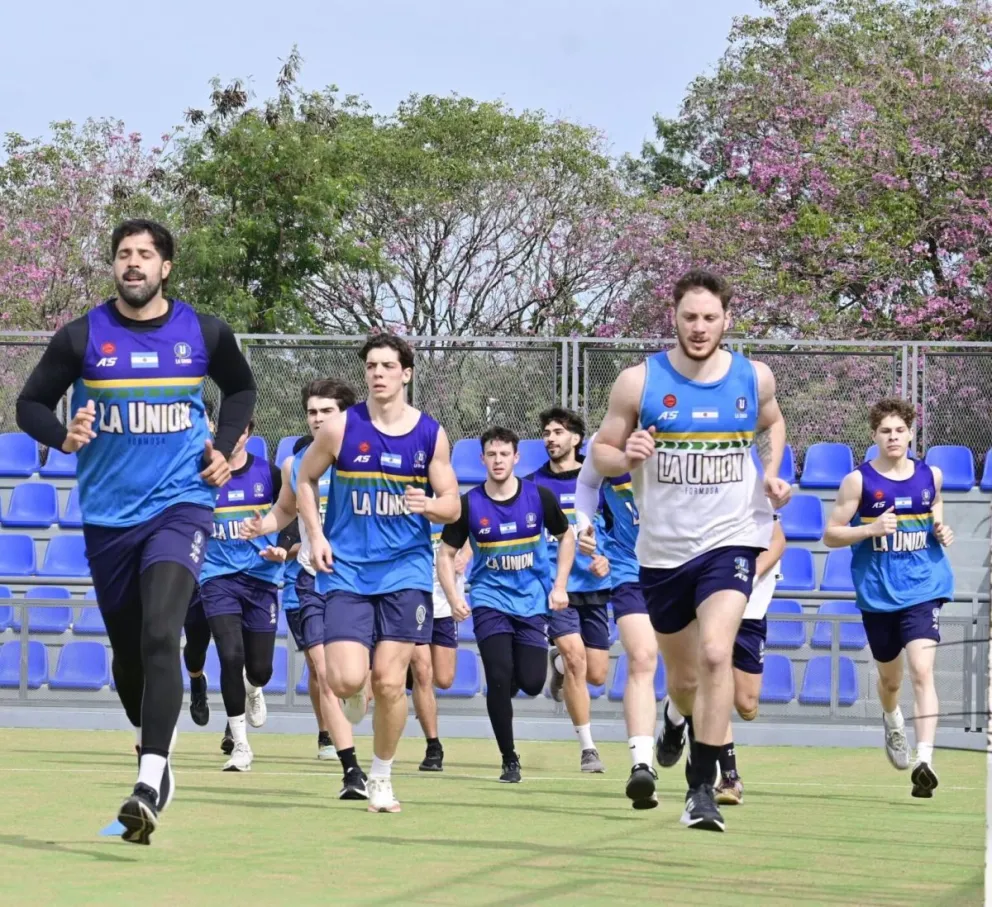 FOTO: El plantel de La Unión en plena sesión de entrenamiento en el micro estadio de hockey de la capital formoseña.